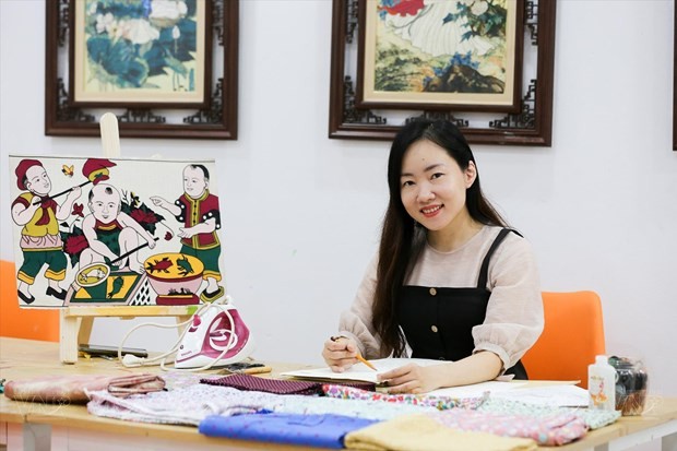 La creadora Nguyen Thu Huyen se dedica al arte del collage de telas por más de 10 años. (Fotografía: VNA)