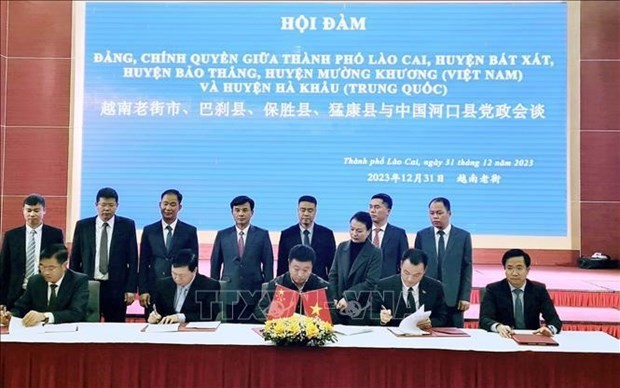 En la firma de los acuerdos entre las localidades de Lao Cai y el distrito de Hekou. (Fotografía: VNA) 