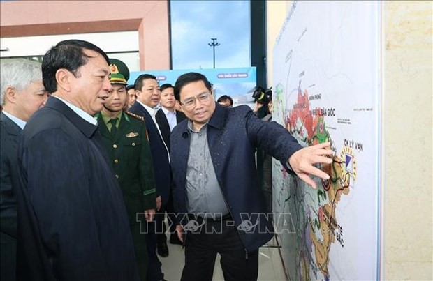 El primer ministro Pham Minh Chinh inspecciona la operación de la puerta fronteriza internacional de Tra Linh, distrito de Trung Khanh. (Fotografía: VNA)