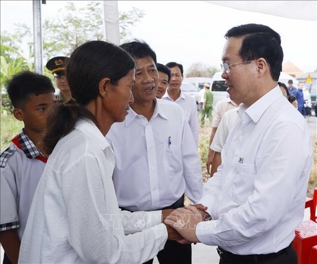 El presidente Vo Van Thuong asiste a la ceremonia de entrega de la casa al hogar pobre de Ly Thi Tha Ly en la comuna de Thanh Phu, distrito de My Xuyen, provincia de Soc Trang. (Fotografía: VNA)