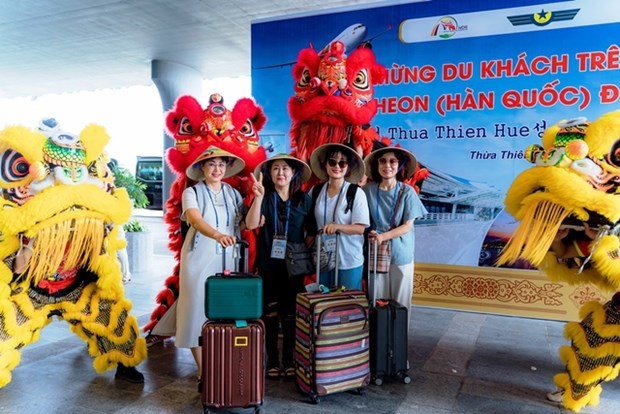 Turistas surcoreanos llegan a Hue por vía aérea. (Fotografía: baochinhphu.vn)