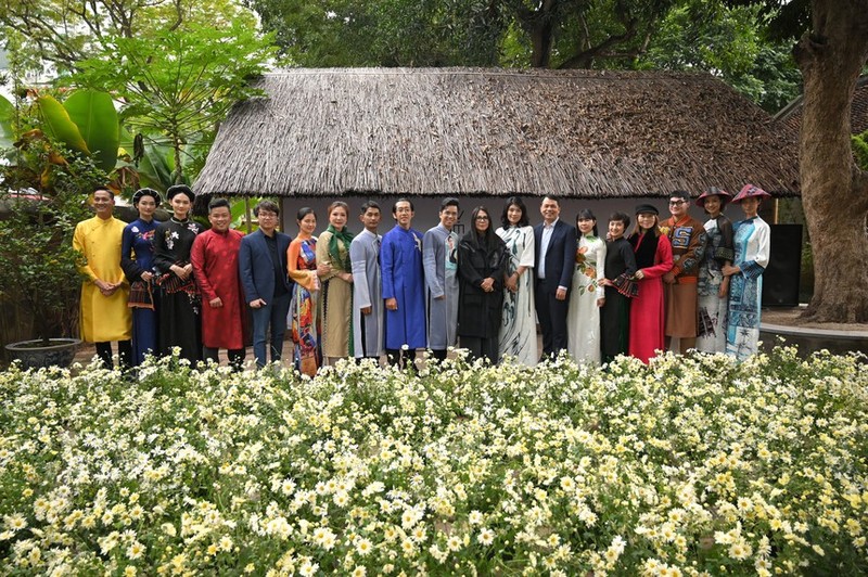 Representantes del comité organizador y los diseñadores participantes en el programa. (Fotografía: phunuvietnam.vn)