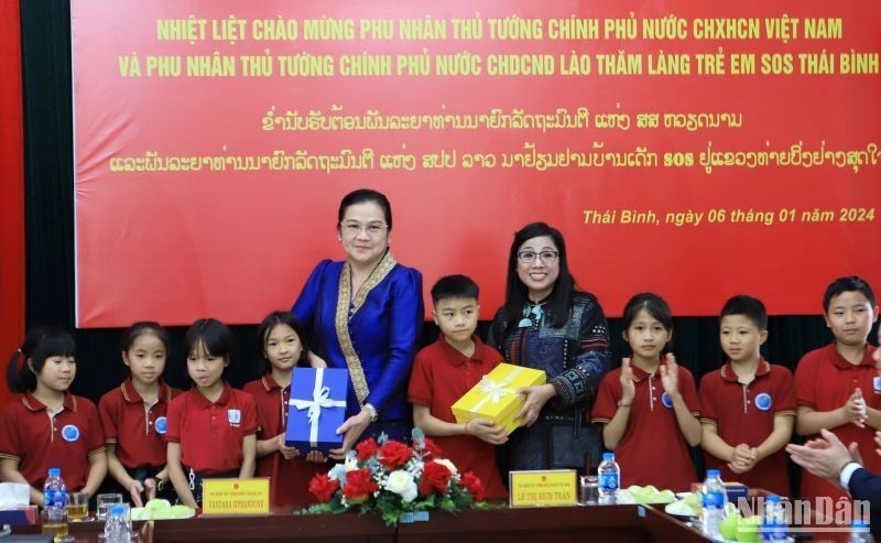 Las esposas de los primeros ministros de Vietnam y Laos entregan regalos a niños de la Aldea Infantil SOS en la provincia de Thai Binh. (Fotografía: VNA)