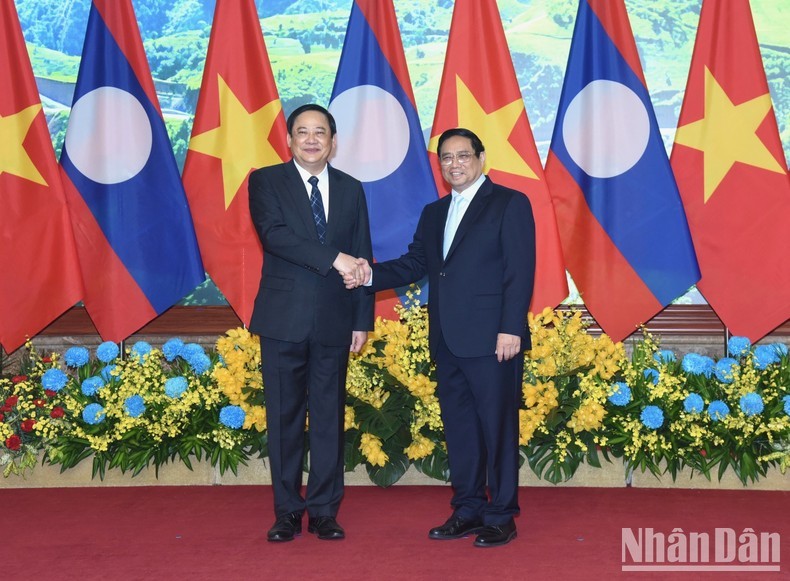 El primer ministro de Vietnam, Pham Minh Chinh (derecha), y su homólogo laosiano, Sonexay Siphandone. (Fotografía: Nhan Dan)