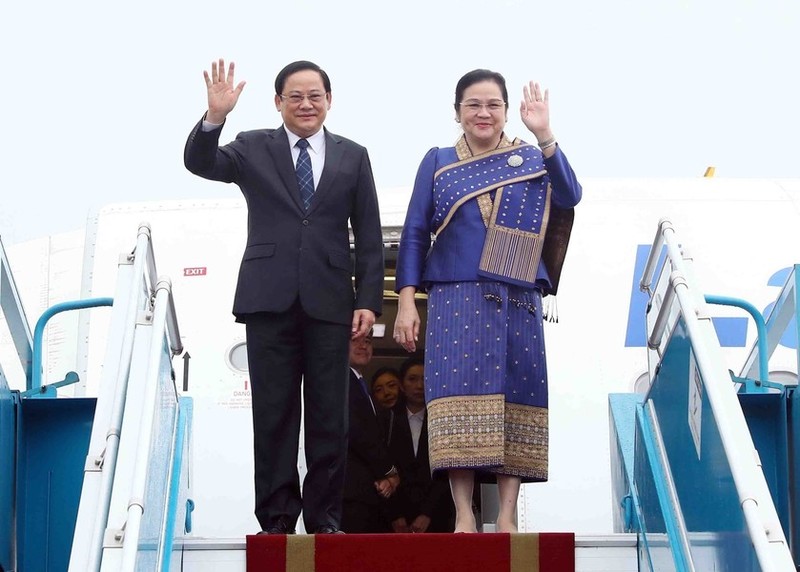 El primer ministro de Laos, Sonexay Siphandone, y su esposa llegan al aeropuerto internacional de Noi Bai. (Fotografía: VNA)
