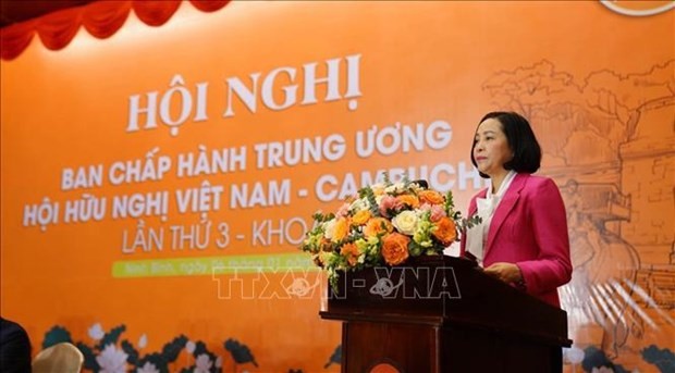 La presidenta de la Asociación de Amistad Vietnam-Camboya, Nguyen Thi Thanh, interviene en la reunión. (Fotografía: VNA)