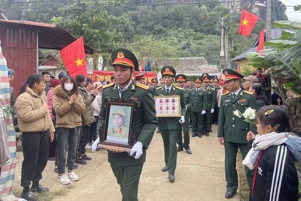 Ceremonia de recepción de los restos del mártir Hua Kim Chieu, soldado voluntario vietnamita fallecido en el campo de batalla de Laos.