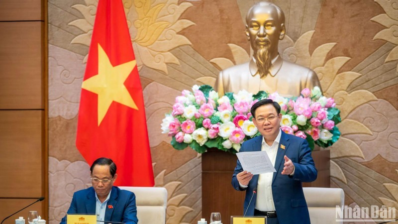 El presidente de la Asamblea Nacional de Vietnam, Vuong Dinh Hue, interviene en la sesión. (Fotografía: VNA)