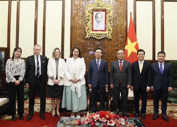 El presidente de Vietnam,Vo Van Thuong, y la embajadora de Nueva Zelanda, Tredene Dobson, junto con los delegados. (Fotografía: VNA)