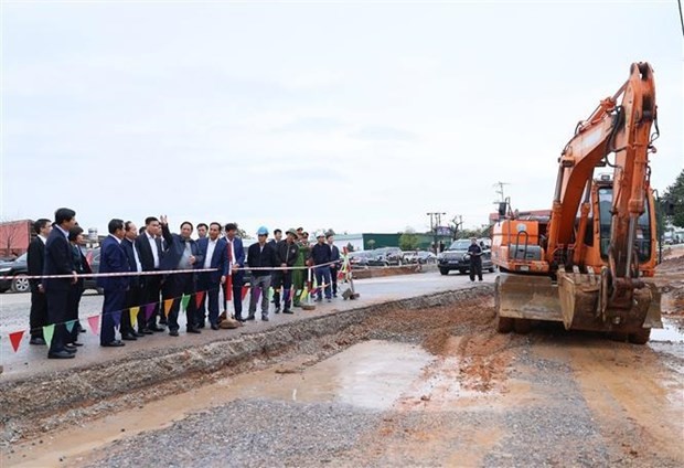 El primer ministro de Vietnam, Pham Minh Chinh, inspecciona algunos proyectos clave en la provincia de Hai Duong. (Fotografía: VNA)