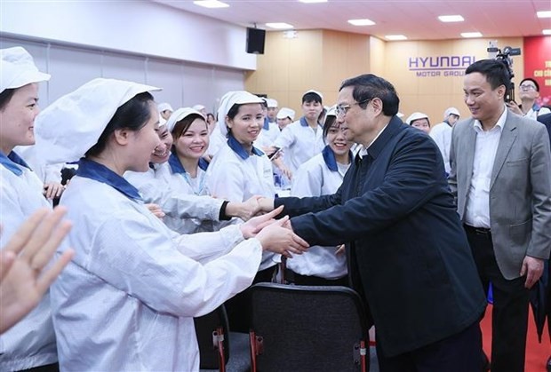 El primer ministro Pham Minh Chinh visita a los trabajadores en Hai Duong. (Fotografía: VNA) 