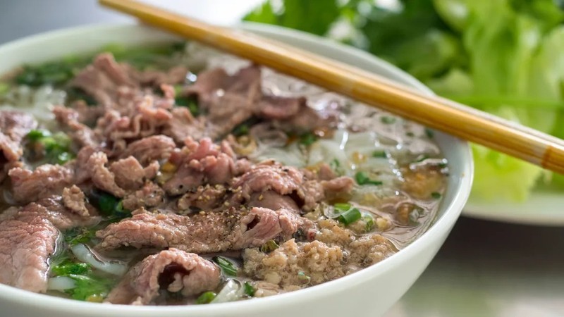 El “pho bo”, sopa de fideos vietnamita con carne de res. (Fotografía: CNN)