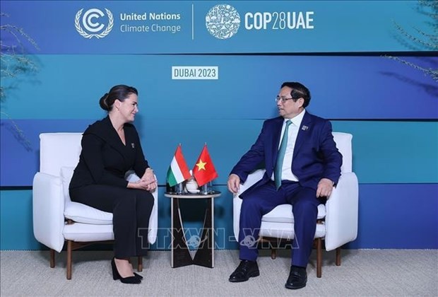 El primer ministro de Vietnam, Pham Minh Chinh, se reúne con la presidenta húngara, Katalin Novak, en el marco de la 28 Conferencia de las Naciones Unidas sobre el Cambio Climático (COP28) en Dubái, Emiratos Árabes Unidos. (Fotografía: VNA)