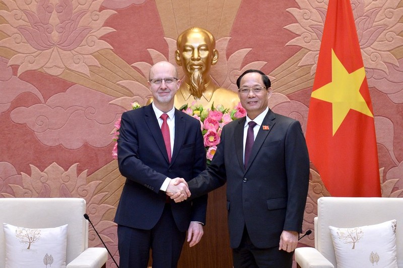 El vicepresidente de la Asamblea Nacional vietnamita Tran Quang Phuong (derecha) recibe a Zbyněk Linhart, presidente del Comité de Administración Pública, Desarrollo Regional y Medio Ambiente del Senado de la República Checa. (Fotografía: VNA)