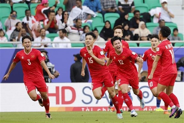 Jugadores vietnamitas celebran el gol del empate. (Fotografía: VNA)