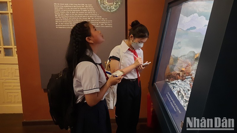 Estudiantes visitan el Museo de Historia de Ciudad Ho Chi Minh. (Fotografía: Nhan Dan)