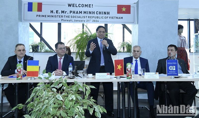 El primer ministro de Vietnam, Pham Minh Chinh, en una reunión de trabajo con líderes del distrito rumano de Prahova y de la Cámara de Industria y Comercio local. (Fotografía: Nhan Dan)