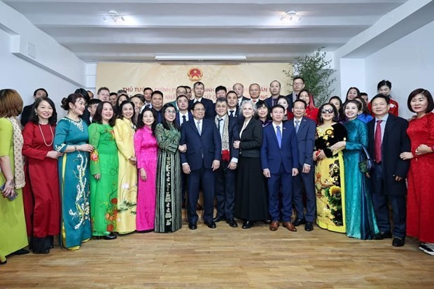 El primer ministro Pham Minh Chinh se reúne con funcionarios de la Embajada vietnamita y representantes de la comunidad connacional en Rumania. (Fotografía: VNA)