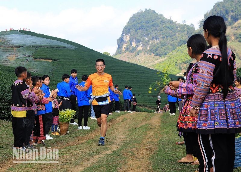 Estudiantes de la etnia local H'Mong animan a los atletas. (Fotografía: Nhan Dan)