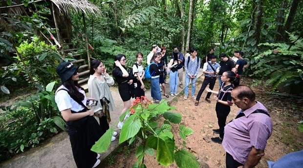 Turistas visitan la aldea de cultura Mari Mari en Kota Kinabalu, Malasia. (Fotografía: tuoitre.vn)