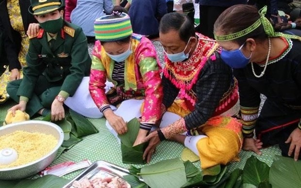 Miembros de etnias minoritarias y soldados participan en el programa. (Fotografía: Cultura étnica vietnamita-Aldea turística)