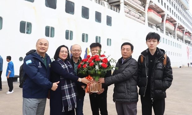 Líderes del Servicio de Turismo entregaron flores para dar la bienvenida a los turistas que llegan a Quang Ninh. (Fotografía: Internet)