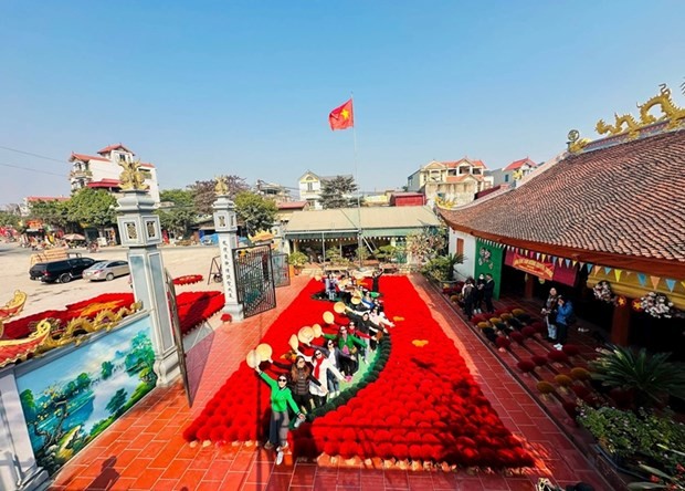 Los turistas locales disfrutan de un nuevo recorrido que conecta el centro de Hanói con el área suburbana del distrito de Ung Hoa. (Fotografía: hanoimoi.vn)