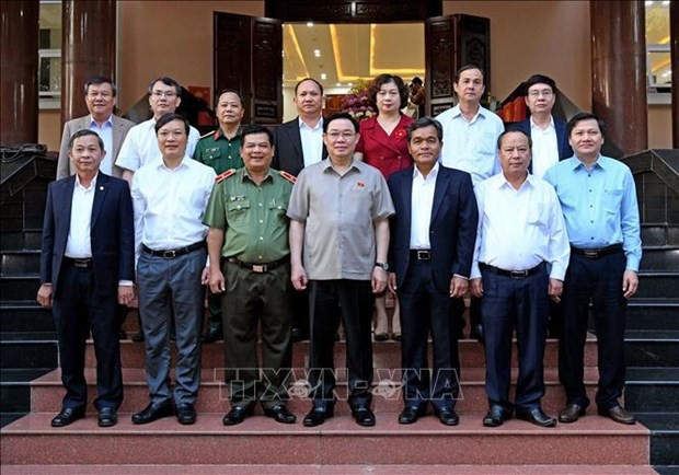 El presidente de la Asamblea Nacional, Vuong Dinh Hue, y dirigentes del Comité del Partido Comunista de Vietnam en Gia Lai. (Fotografía: VNA)