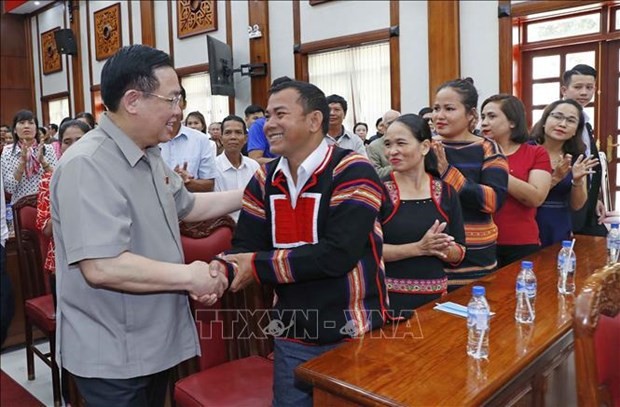 El presidente de la Asamblea Nacional, Vuong Dinh Hue, felicita a personas beneficiadas de políticas sociales de Gia Lai con motivo del Tet. (Fotografía: VNA)
