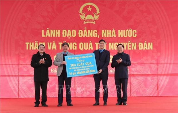 El vicepresidente de la Asamblea Nacional de Vietnam Nguyen Duc Hai entrega de forma simbólica 200 paquetes de regalo a la autoridad de Bac Giang. (Fotografía: VNA)