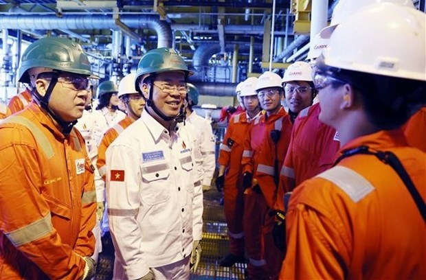 El presidente de Vietnam, Vo Van Thuong, y oficiales, ingenieros y trabajadores en la plataforma de perforación central de la empresa mixta Cuu Long JOC. (Fotografía: VNA)