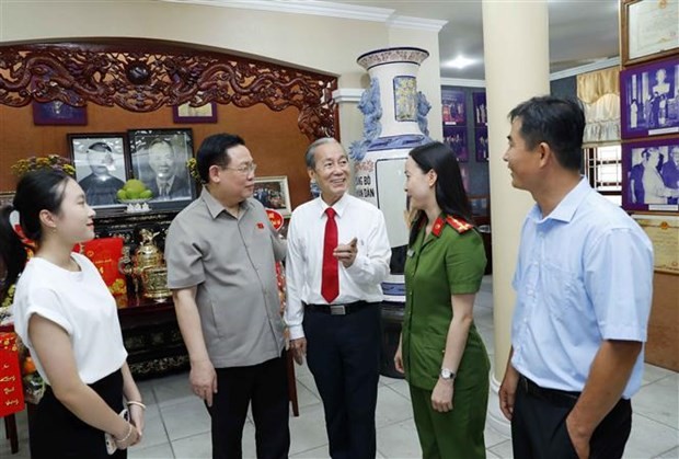 El presidente de la Asamblea Nacional de Vietnam, Vuong Dinh Hue, visita a la familia de Nguyen Huu Tho. (Fotografía: VNA)