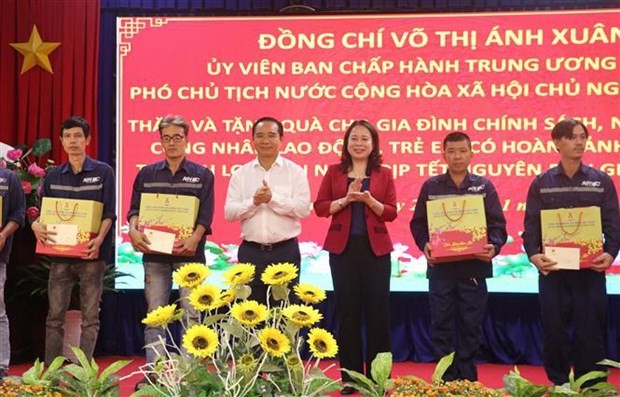 La vicepresidente Vo Thi Anh Xuan entrega regalos del Tet a familias beneficiarias de las políticas sociales, pobres, trabajadores y niños en circunstancias difíciles en el distrito de Ben Luc, provincia de Long An. (Fotografía: VNA)