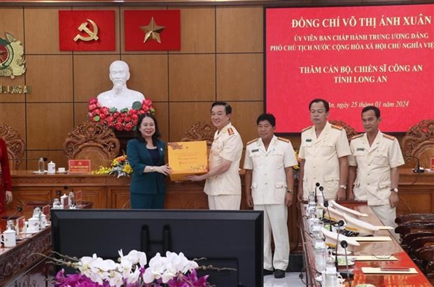 La vicepresidenta de Estado, Vo Thi Anh Xuan, entrega regalos a las fuerzas policiales. (Fotografía: VNA)
