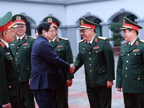 El primer ministro de Vietnam, Pham Minh Chinh, saluda a los oficiales del Departamento General de Inteligencia de Defensa. (Fotografía: VNA)