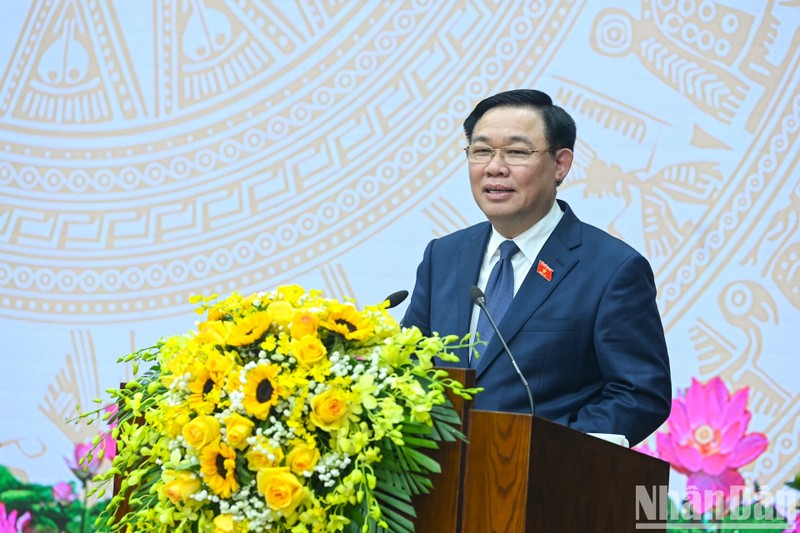 El presidente de la Asamblea Nacional de Vietnam, Vuong Dinh Hue, habla en la reunión con dirigentes de Yen Bai. (Fotografía: Nhan Dan) 