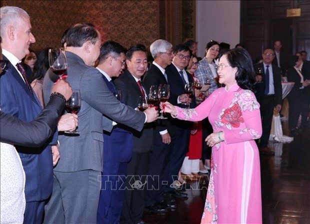 La subsecretaria del Comité partidista municipal y presidenta del Consejo Popular, Nguyen Thi Le, y delegados al encuentro. (Fotografía: VNA)