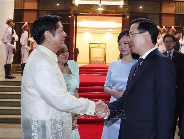 El presidente Vo Van Thuong (derecha) y su esposa se despiden del presidente filipino Ferdinand Romualdez Marcos Jr. y su esposa en Hanói el 30 de enero. (Fotografía: VNA)