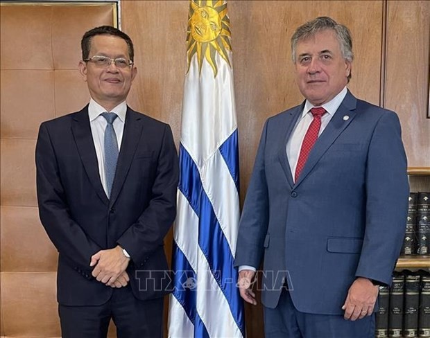 El ministro de Relaciones Exteriores de Uruguay, Omar Paganini (derecha), y el embajador de Vietnam en el país, Duong Quoc Thanh. (Fotografía: VNA)