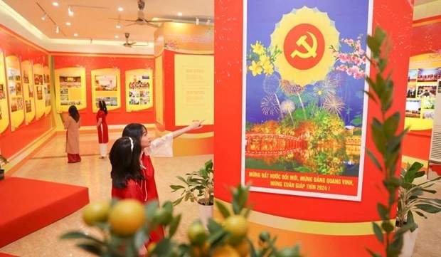 Una exposición celebra el 94 aniversario de la fundación del Partido Comunista de Vietnam. (Fotografía: VNA)