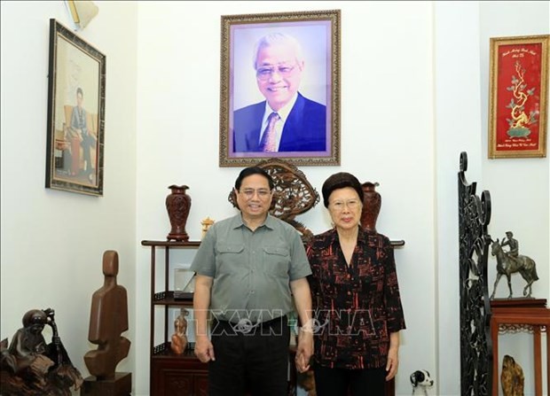 El primer ministro de Vietnam, Pham Minh Chinh, visita a la familia del exprimer ministro Vo Van Kiet. (Fotografía: VNA)