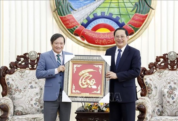 El embajador de Vietnam en Vientián, Nguyen Ba Hung, entrega regalos al primer ministro laosiano, Sonexay Siphandone, por la efeméride. (Fotografía: VNA)