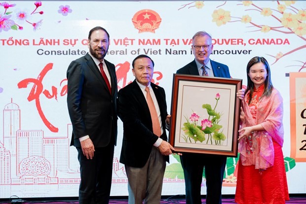 El cónsul general de Vietnam en la ciudad canadiense de Vancouver, Nguyen Quang Trung, y autoridades de Columbia Británica. (Fotografía: VNA)