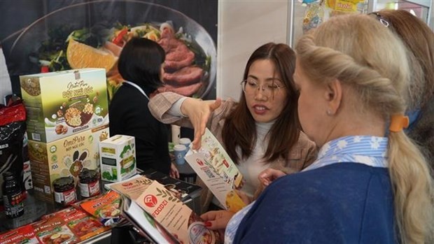 Clientes rusos se interesan en los productos alimenticios vietnamitas. (Fotografía: VNA)