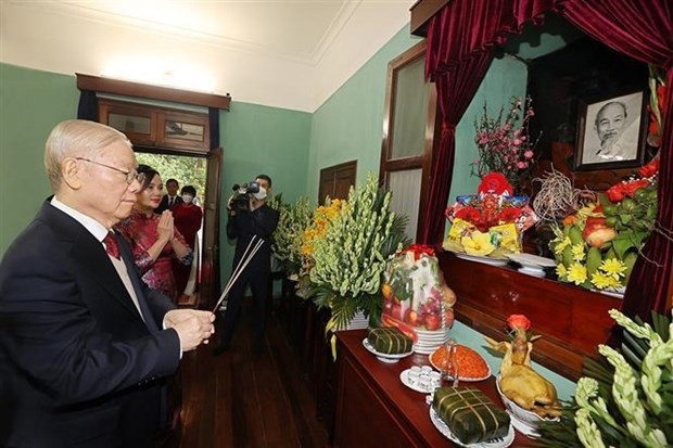 El secretario general del Partido Comunista de Vietnam, Nguyen Phu Trong, rinde tributo al Presidente Ho Chi Minh. (Fotografía: VNA)