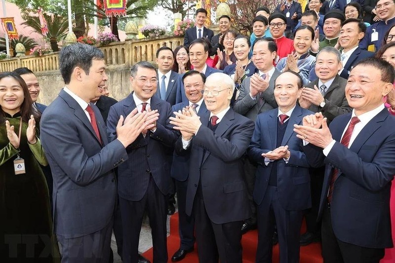 El secretario general del Partido Comunista de Vietnam, Nguyen Phu Trong, y empleados del Conjunto de Vestigios de la Ciudadela Imperial de Thang Long. (Fotografía: VNA)
