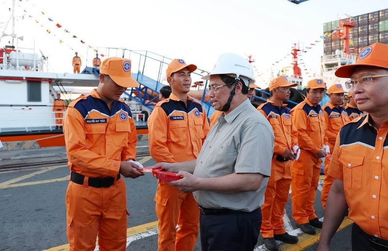El primer ministro de Vietnam, Pham Minh Chinh, felicita a los trabajadores en el puerto internacional Tan Cang-Cai Mep por el Tet. (Fotografía: VNA)