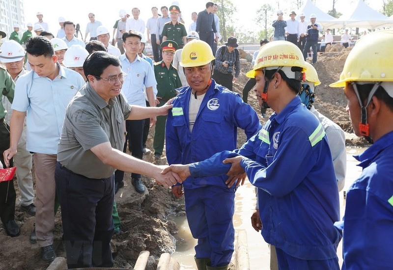 El primer ministro de Vietnam, Pham Minh Chinh, felicita por el Tet a trabajadores en la carretera de circunvalación 3. (Fotografía: VNA)