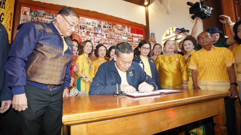 El primer ministro de Tailandia, Srettha Thavisin, y vietnamitas radicados en la provincia de Nakhon Phanom. (Fotografía: Nhan Dan)