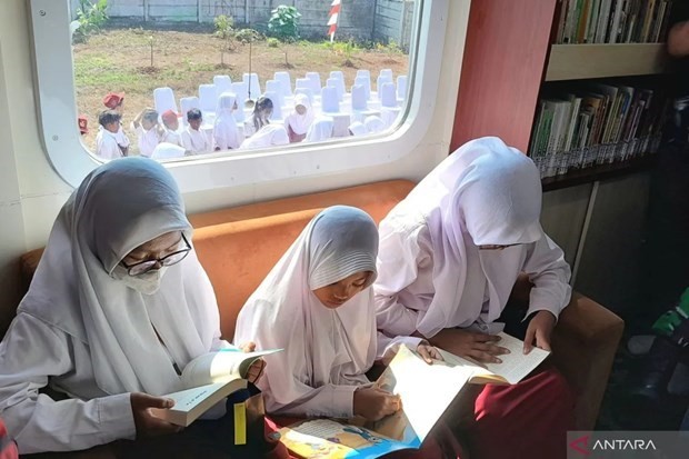 Estudiantes leen libros en una biblioteca de la estación de tren de Daru en Tangerang, provincia de Banten. (Fotografía: Antara)